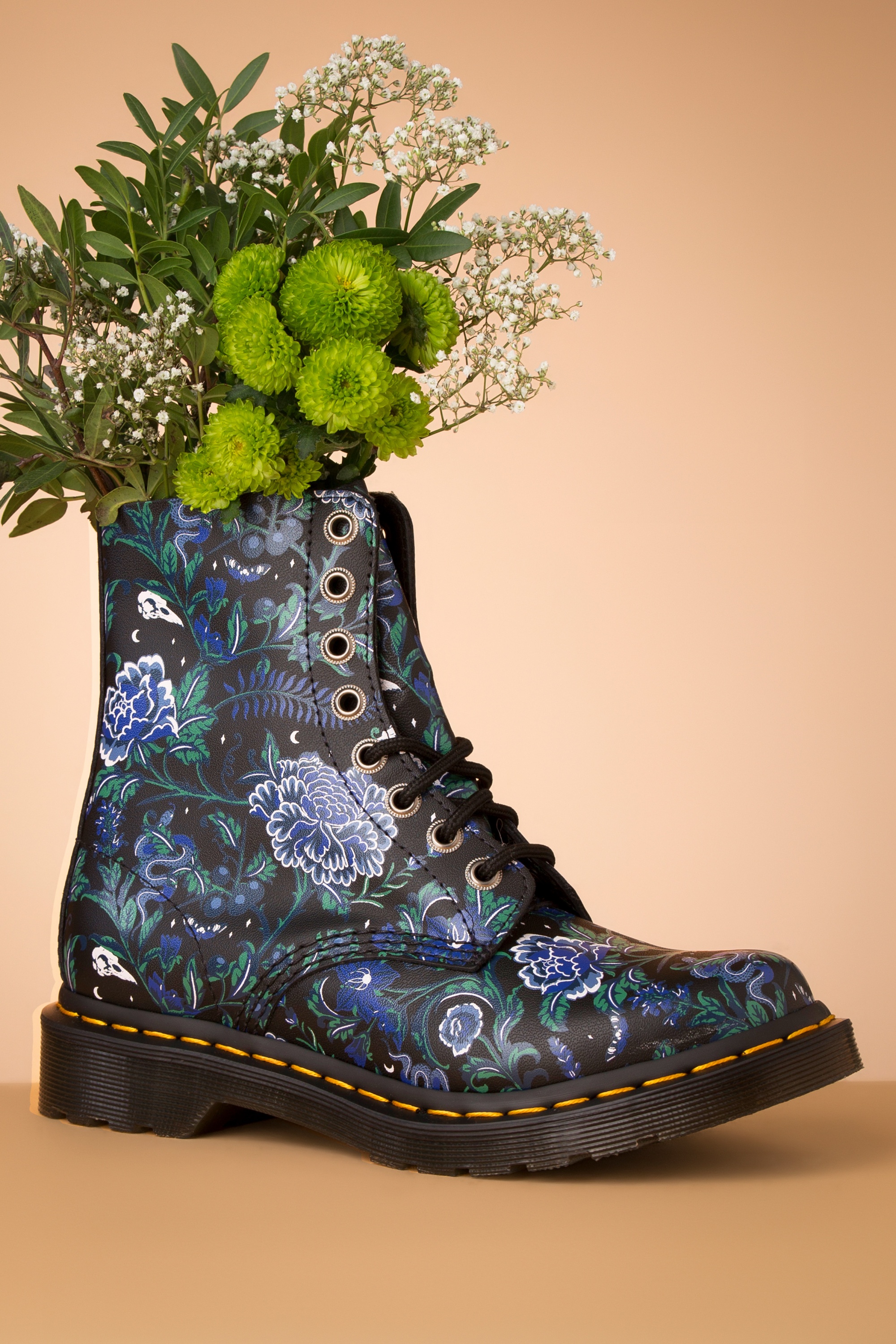 Dr. Martens 1460 Pascal Backhand Mystic Garden Floral Stiefel in Schwarz Einkaufen bei Topvintage