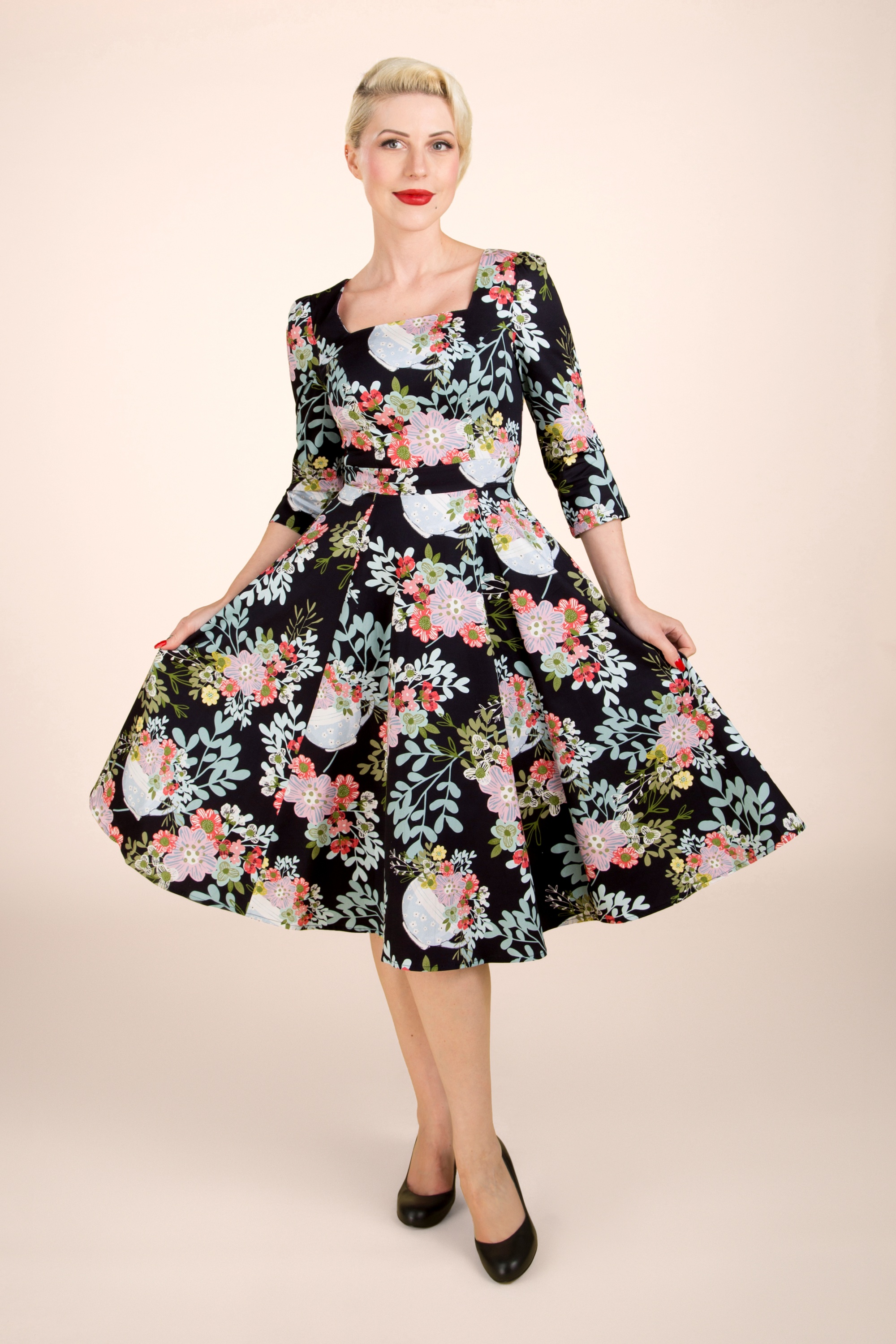 Hearts & Roses - Janet Floral swing jurk in zwart en multi