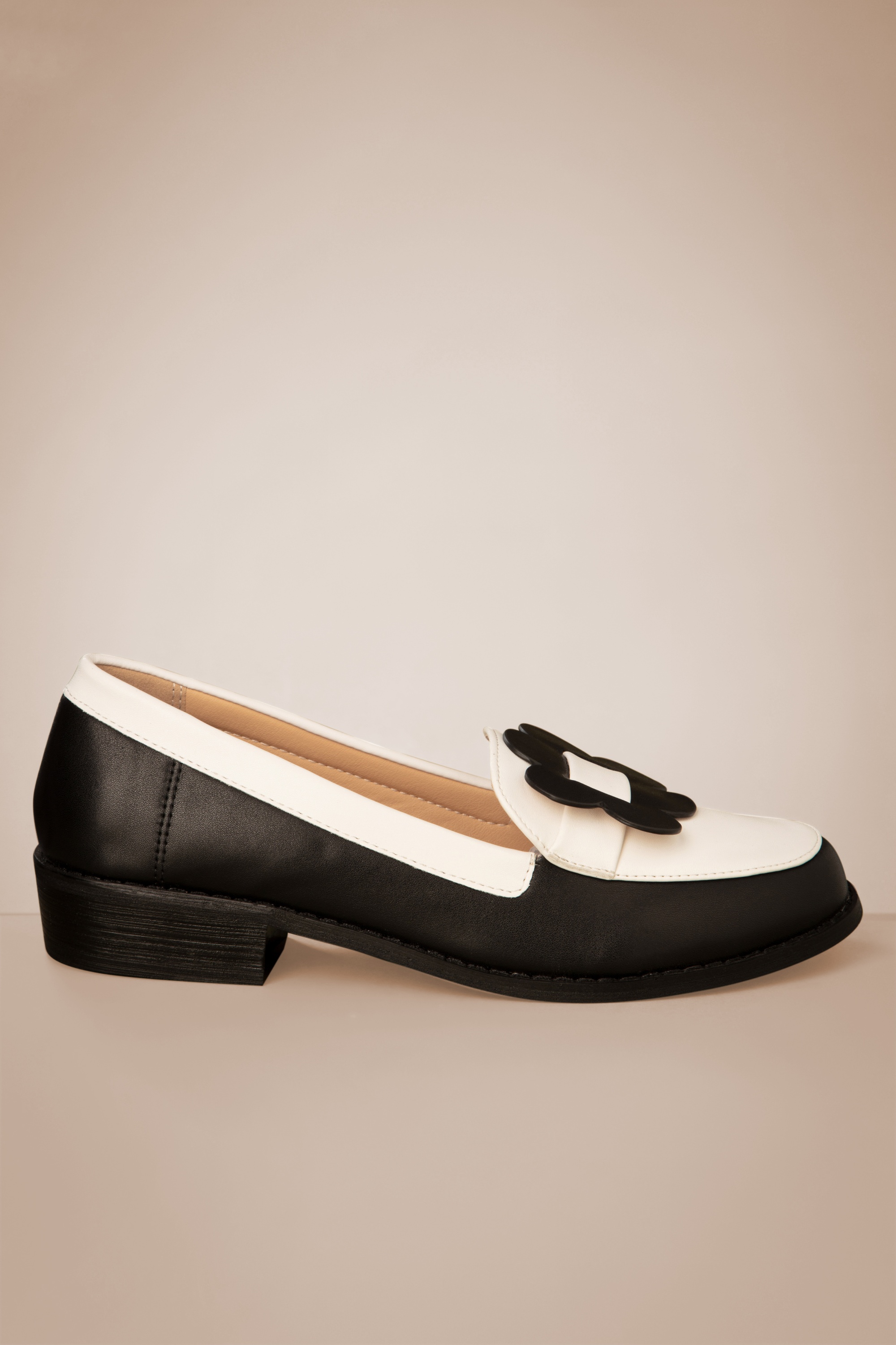 Banned Retro - Evening primrose loafers in zwart en wit 3