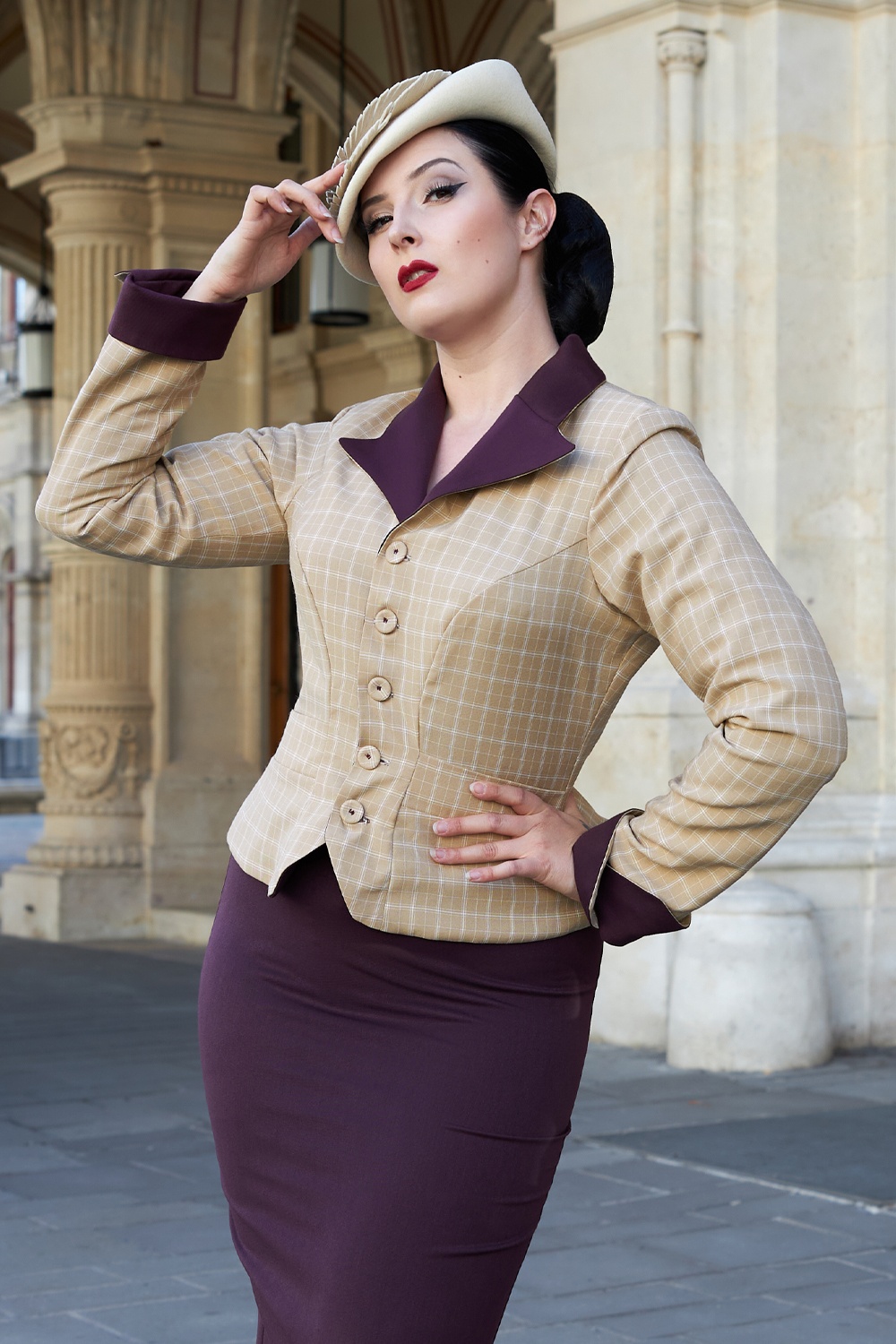 Miss Candyfloss - Simria Lavania reversible blazer in aubergine en crème  2