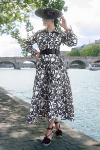 Vintage Diva  - Colette Maxi Kleid in Weiß mit schwarzem Muster