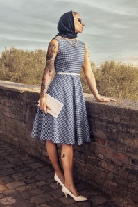 Vintage Chic for Topvintage - Francine Gingham Swing Kleid in Marineblau und Weiß.
