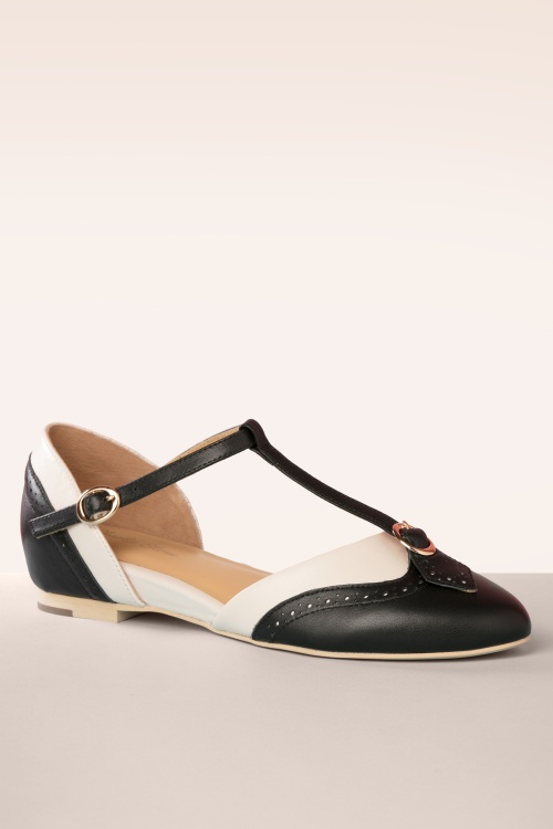 Charlie Stone - Parisienne t-strap flats in zwart en crème 3