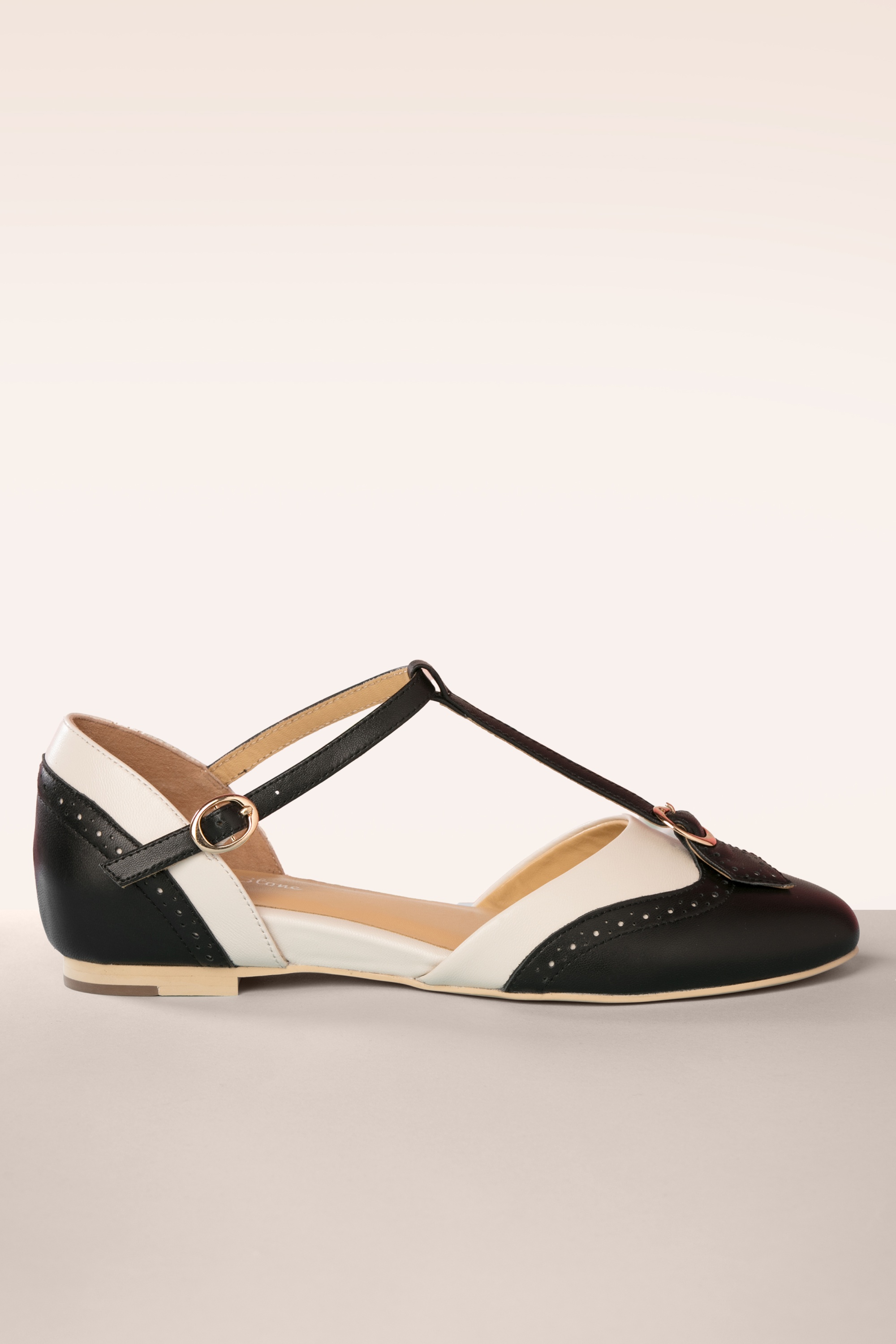 Charlie Stone - Parisienne t-strap flats in zwart en crème