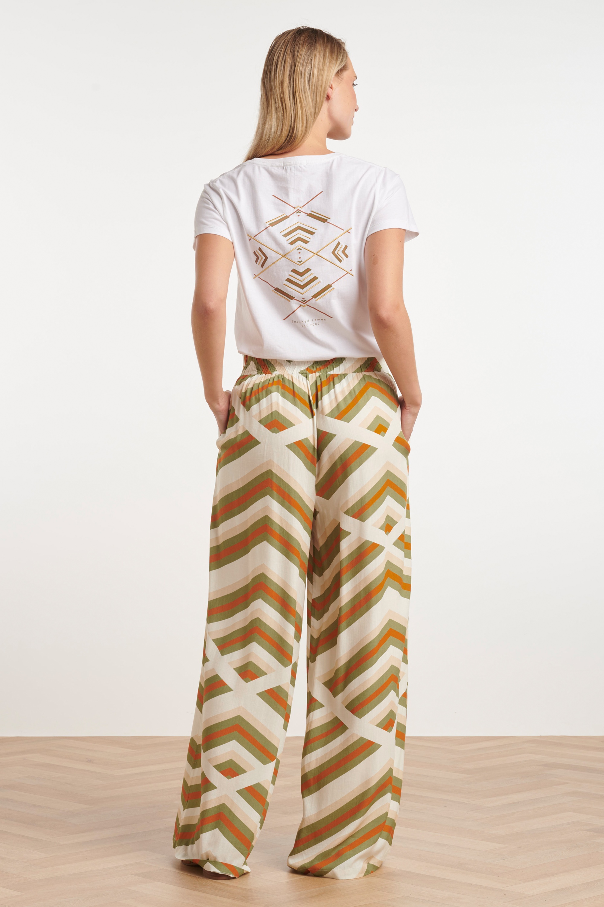 Smashed Lemon - Terri pantalon met wijde pijpen in wit en multi 3