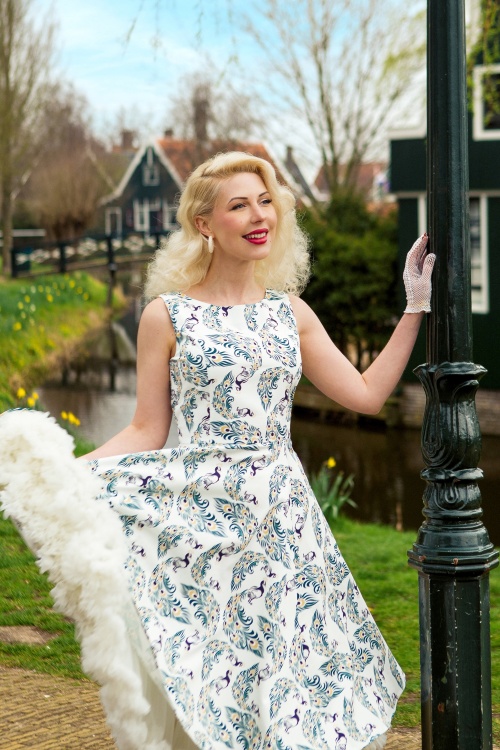 Topvintage Boutique Collection - Adriana Peacock Swing Kleid in Weiß. 2