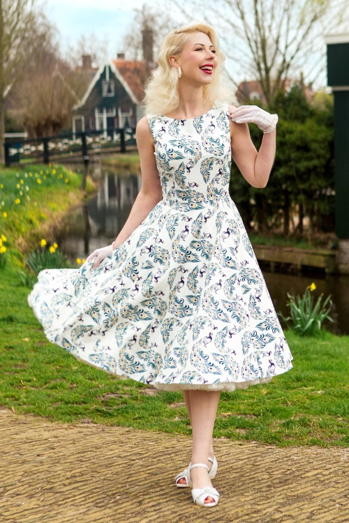 Topvintage Boutique Collection - Adriana Peacock Swing Kleid in Weiß.