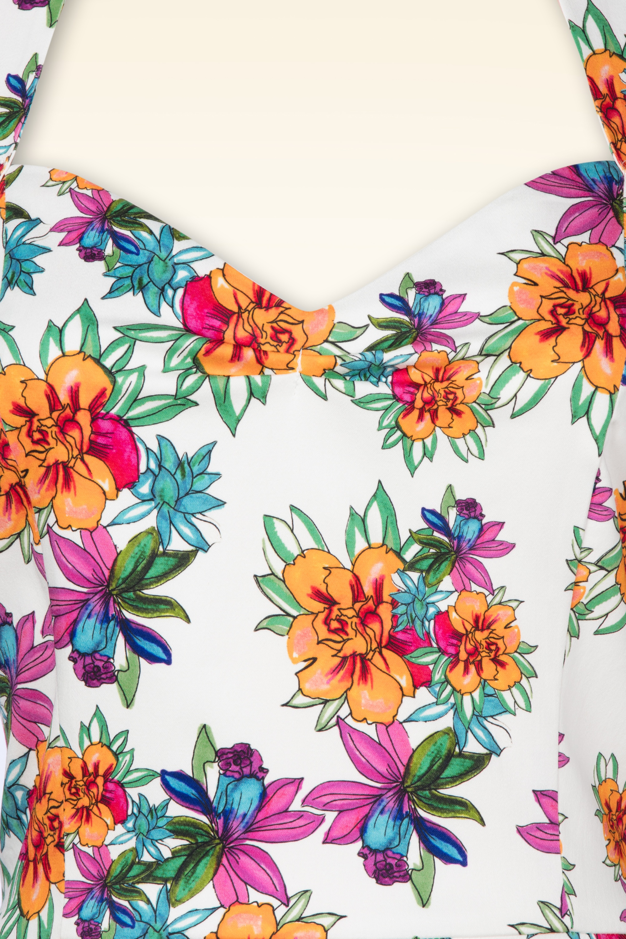 Topvintage Boutique Collection - Bettie Tropical Flower Swing Kleid in Weiß und Multi 5