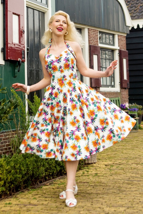 Topvintage Boutique Collection - Bettie Tropical Flower Swing Kleid in Weiß und Multi