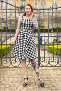 Banned Retro - June Gingham Swing Kleid in Schwarz und Weiß.