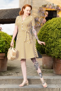 Very Cherry - Revers Tricot Streifen Kleid in Honiggelb