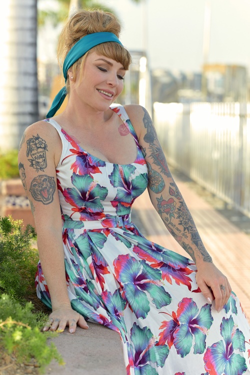 Miss Candyfloss - Flava Lee Hibiscus swing jurk in wit en multi 2