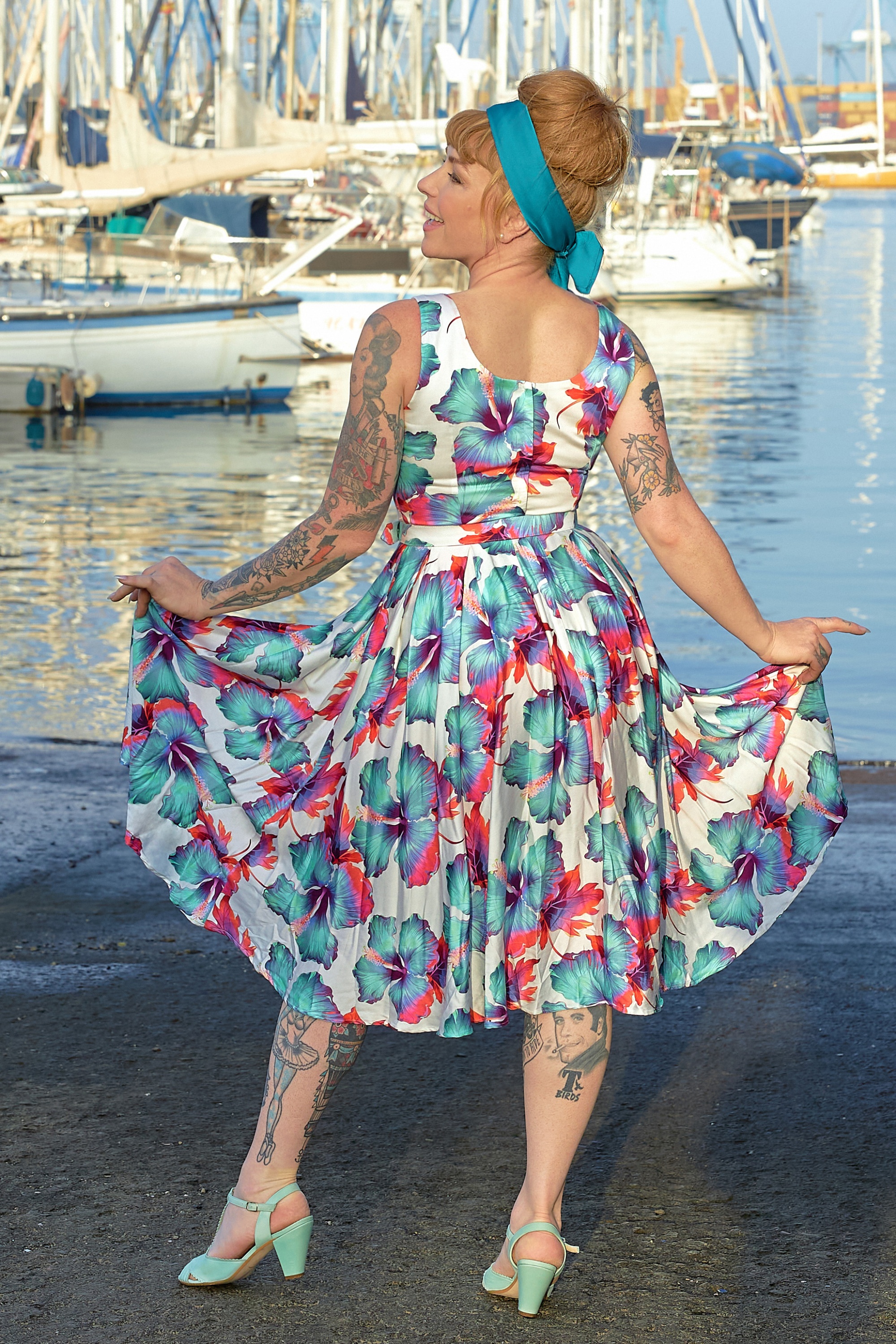 Miss Candyfloss - Flava Lee Hibiscus swing jurk in wit en multi 4