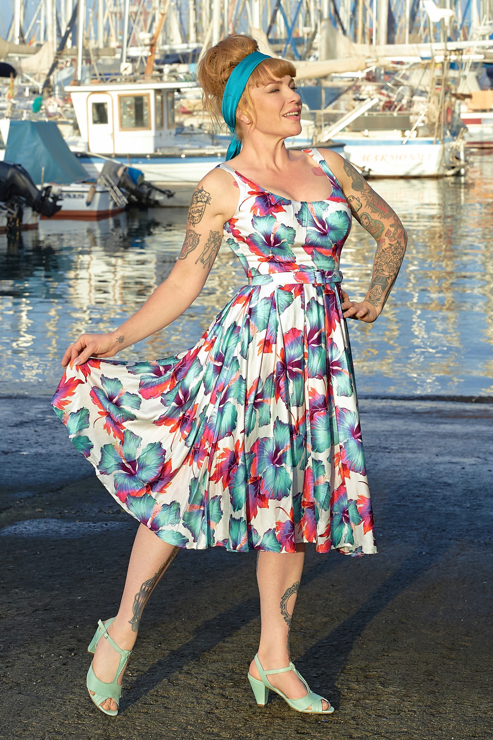 Miss Candyfloss - Flava Lee Hibiscus swing jurk in wit en multi 3