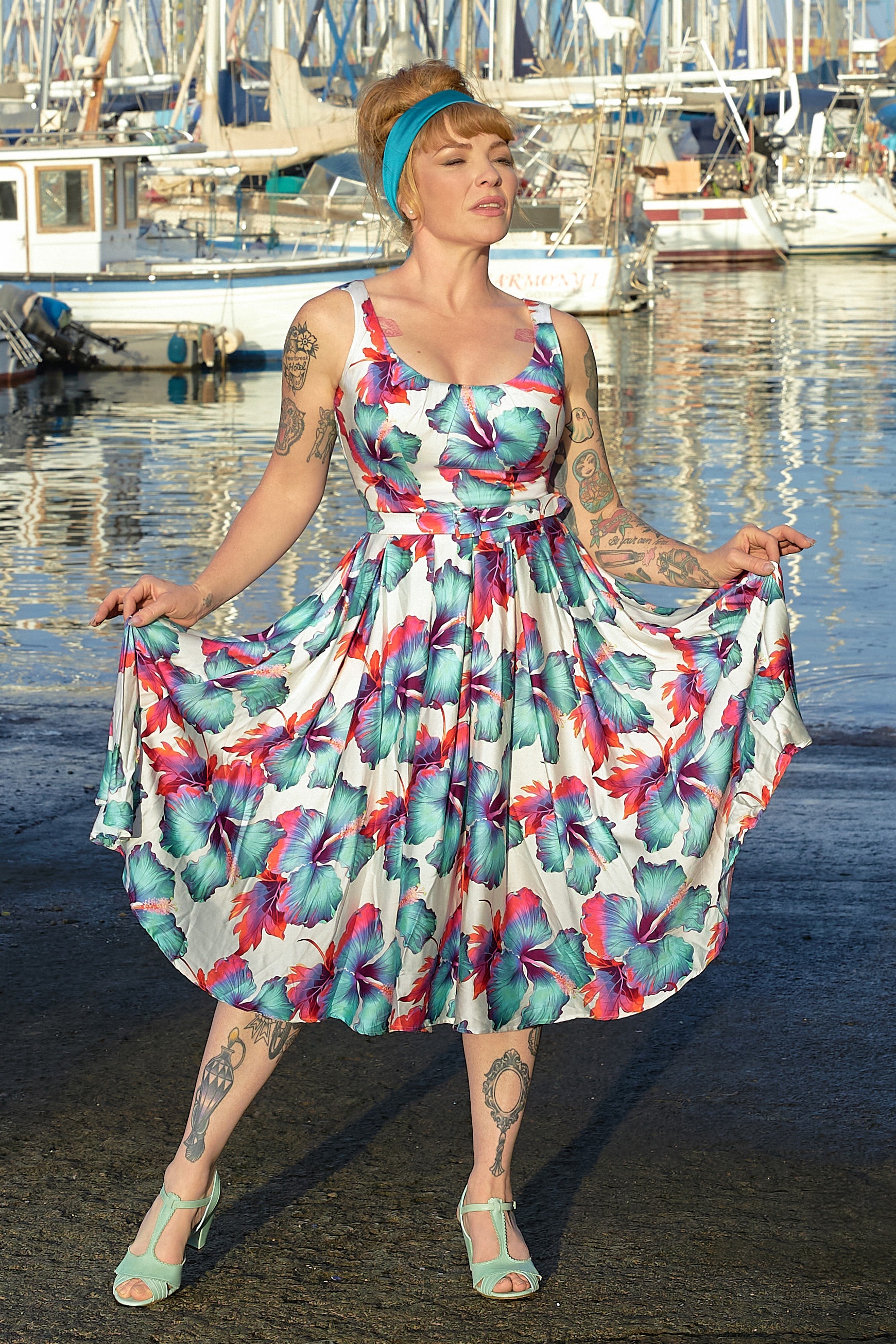 Miss Candyfloss - Flava Lee Hibiscus swing jurk in wit en multi