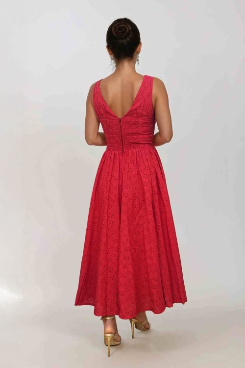 Timeless - Lysandra broderie anglaise midi jurk in lippenstift rood 6