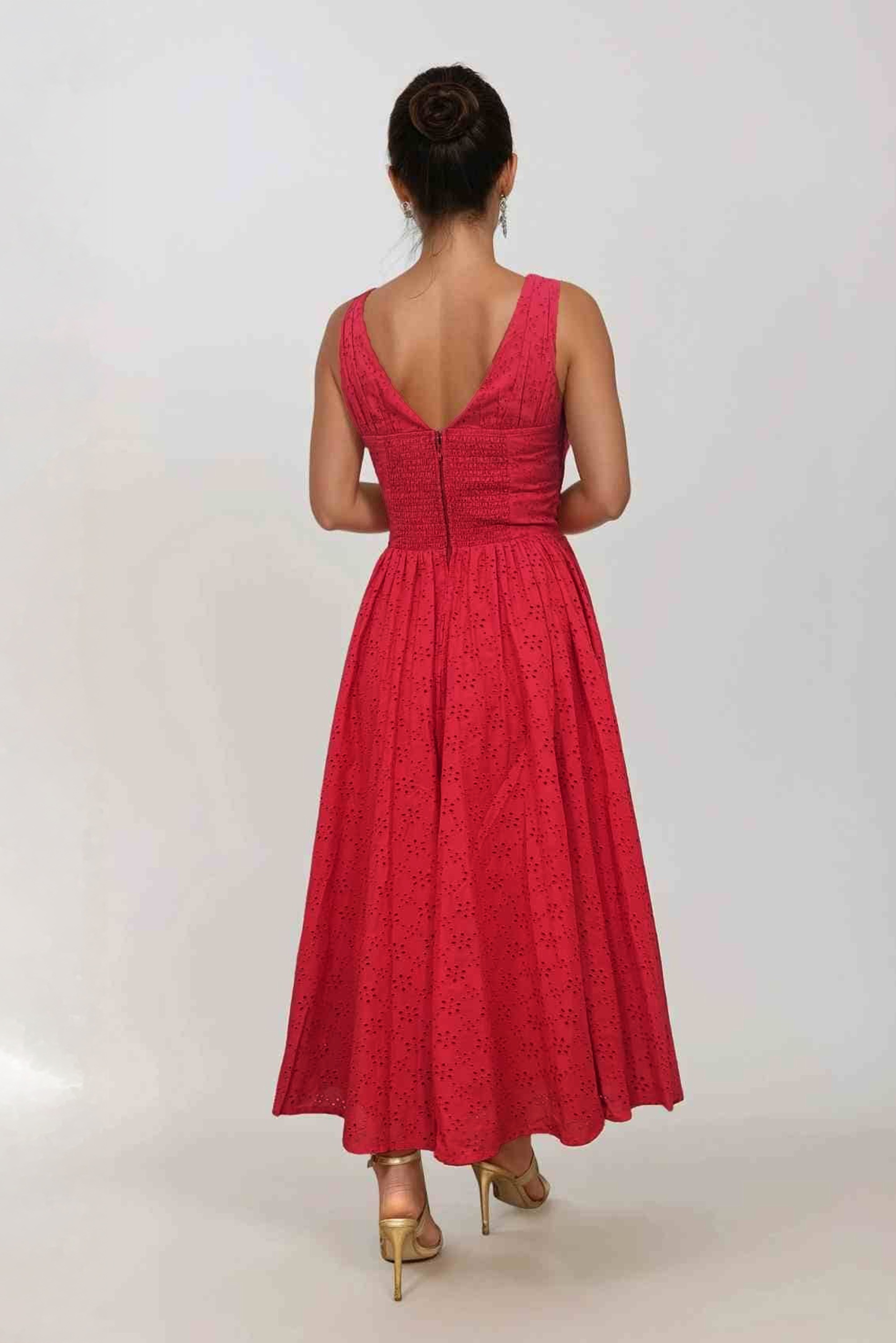 Timeless - Lysandra broderie anglaise midi jurk in lippenstift rood 6