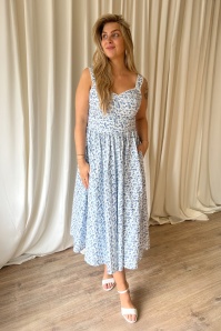 Timeless - Robe midi fleurie Bryson en blanc et bleu