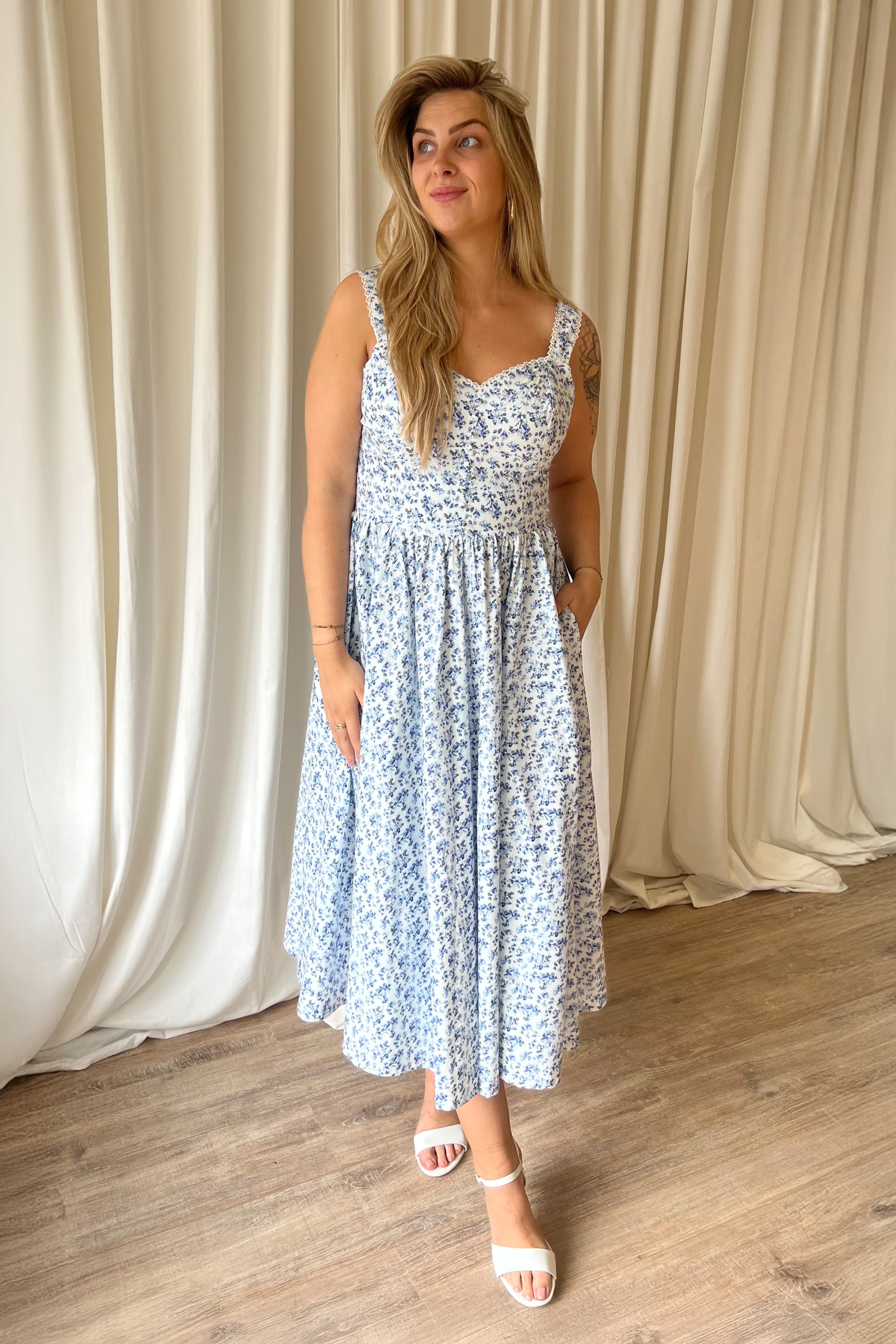 Timeless - Robe midi fleurie Bryson en blanc et bleu