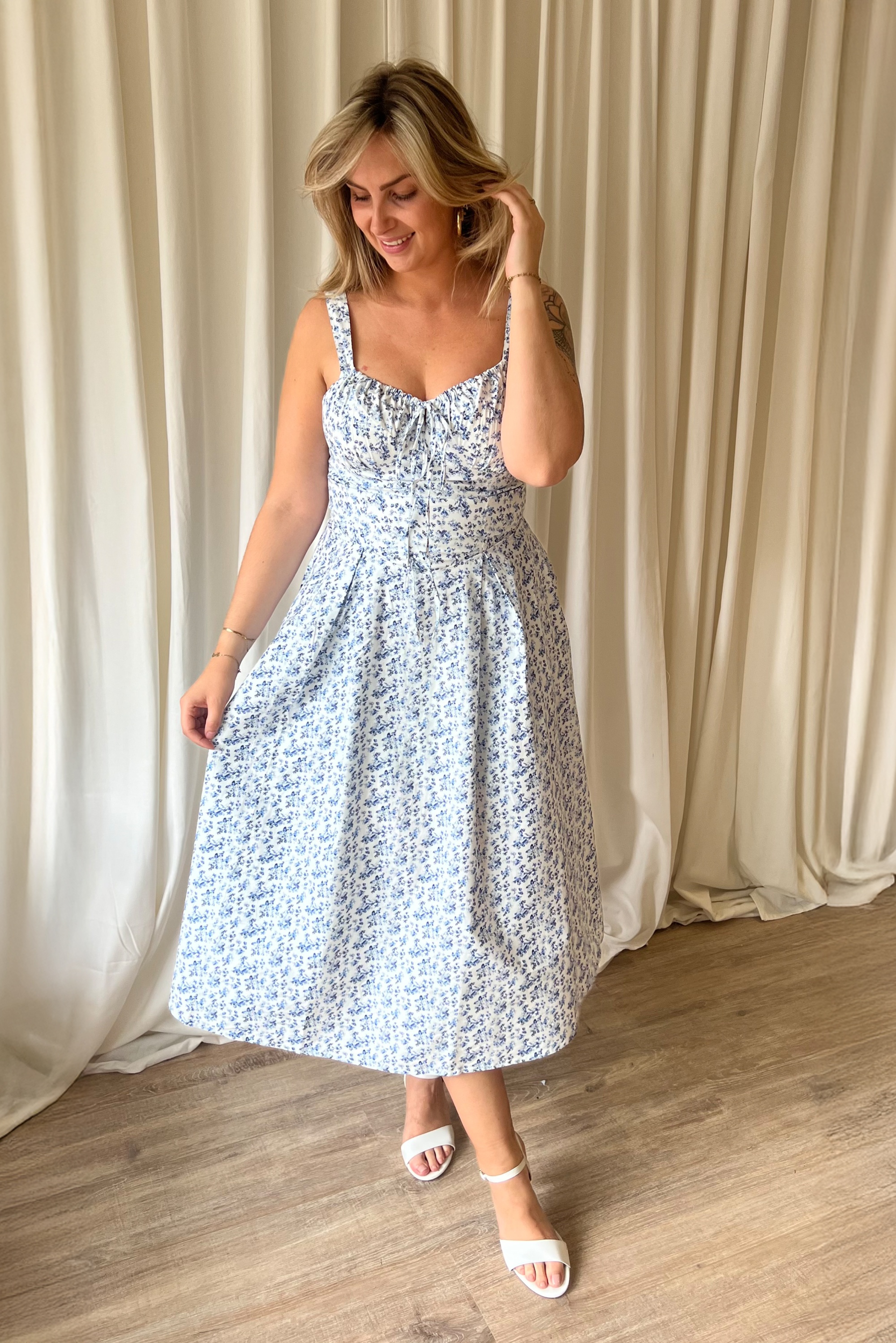 Timeless - Robe fleurie Saira en blanc et bleu