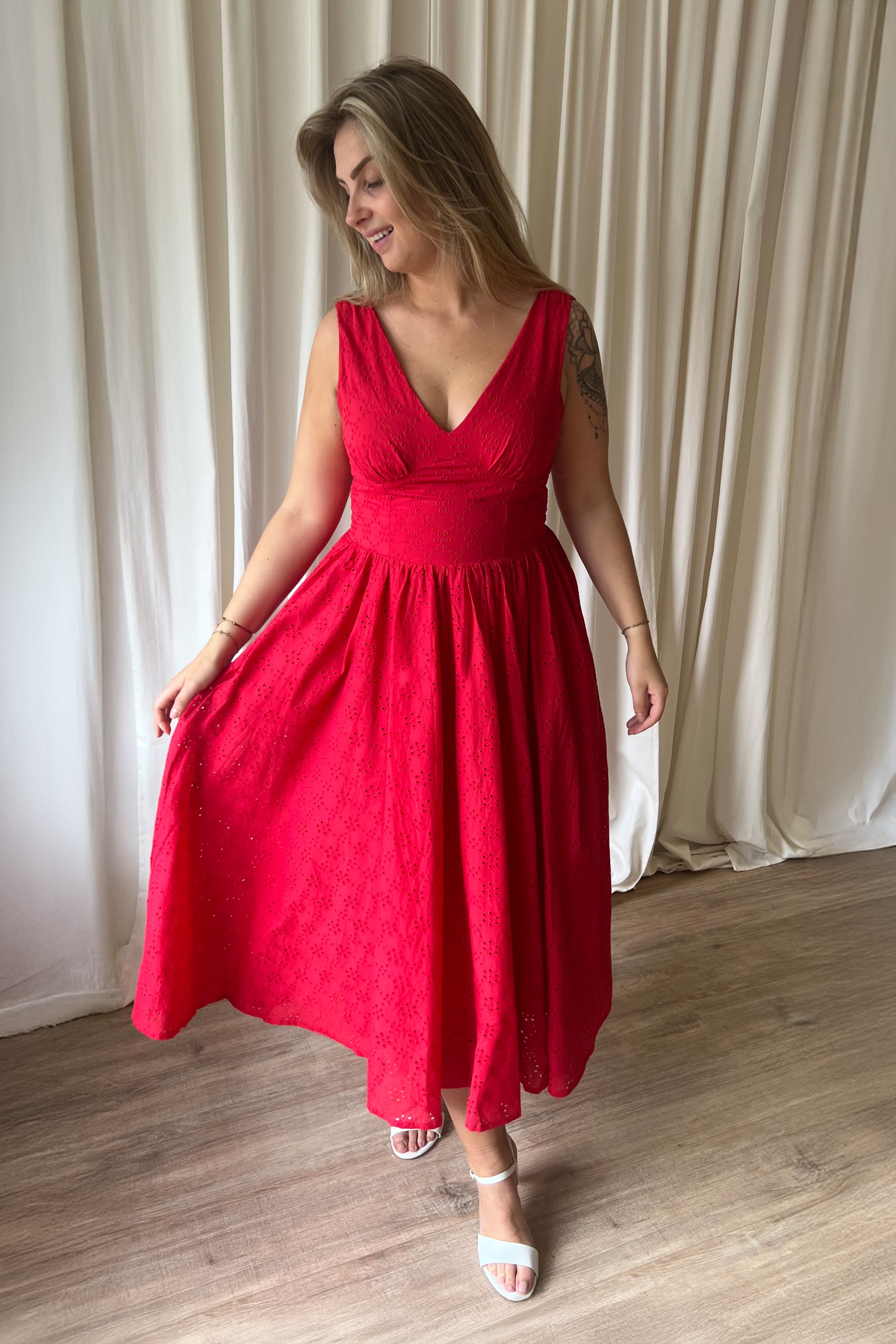 Timeless - Robe midi en broderie anglaise Lysandra en rouge lipstick
