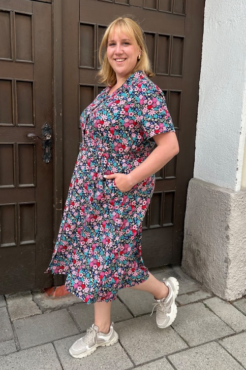 Banned Retro - Tea Party Dress in Black and Multi