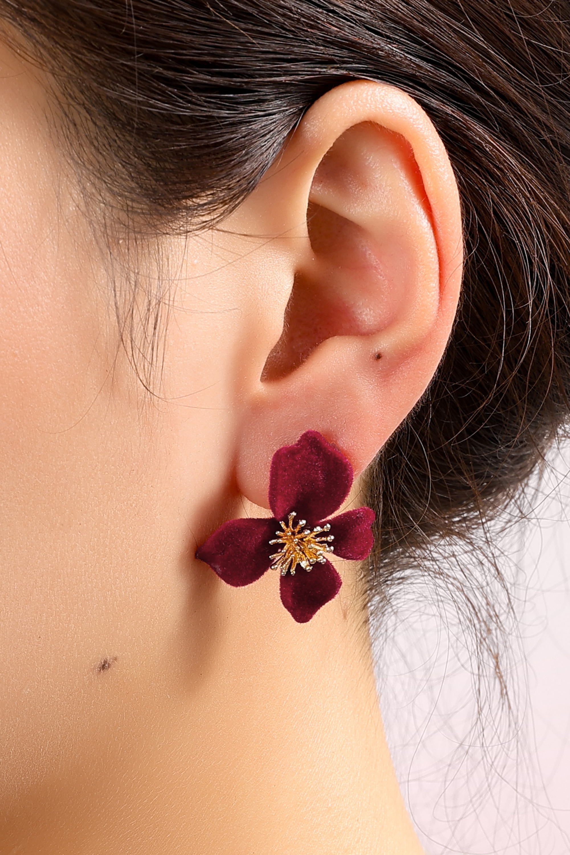 Day&Eve by Go Dutch Label - Velvet Flower Stud Ohrringe in Dunkelrot