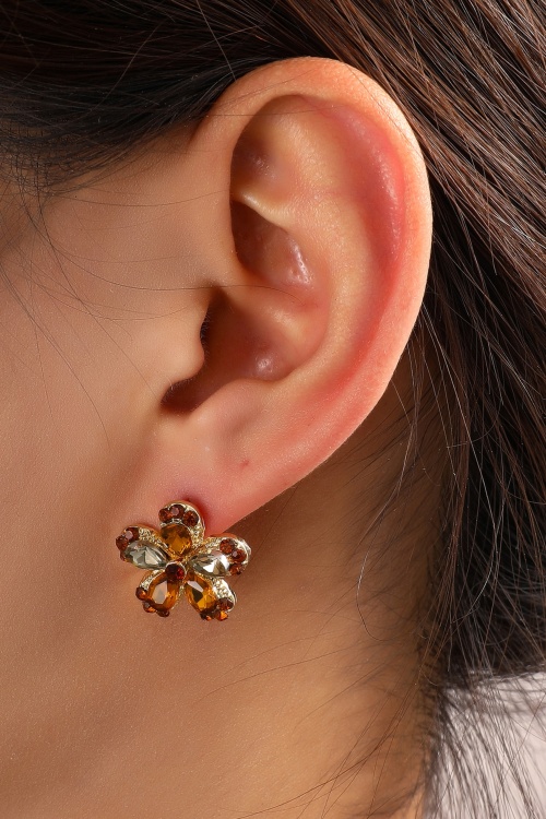 Day&Eve by Go Dutch Label - Stone Stud Flower Ohrringe in Gold und Braun.