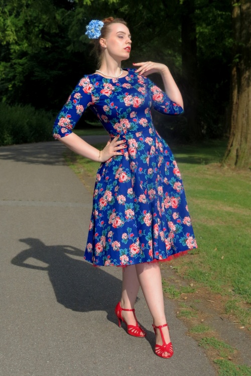 Topvintage Boutique Collection - Adriana Floral Swingkleid in Blau.