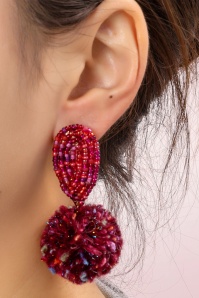 Day&Eve by Go Dutch Label - Fluffy Ball oorbellen in bordeaux