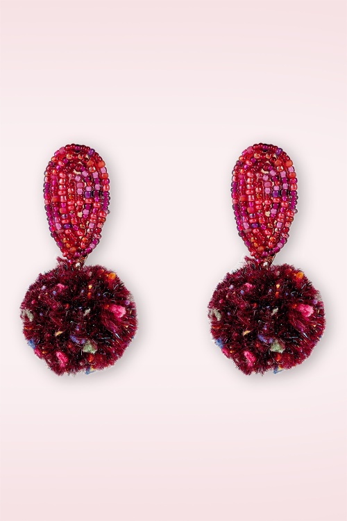 Day&Eve by Go Dutch Label - Fluffy Ball Ohrringe in Burgund 2