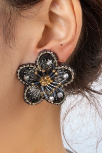 Day&Eve by Go Dutch Label - Beaded Flower stud oorbellen in zwart