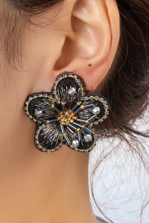 Day&Eve by Go Dutch Label - Beaded Flower Ohrstecker in Schwarz