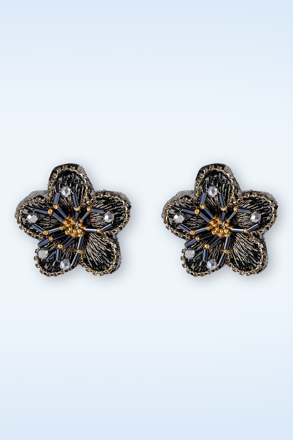 Day&Eve by Go Dutch Label - Beaded Flower stud oorbellen in zwart 3