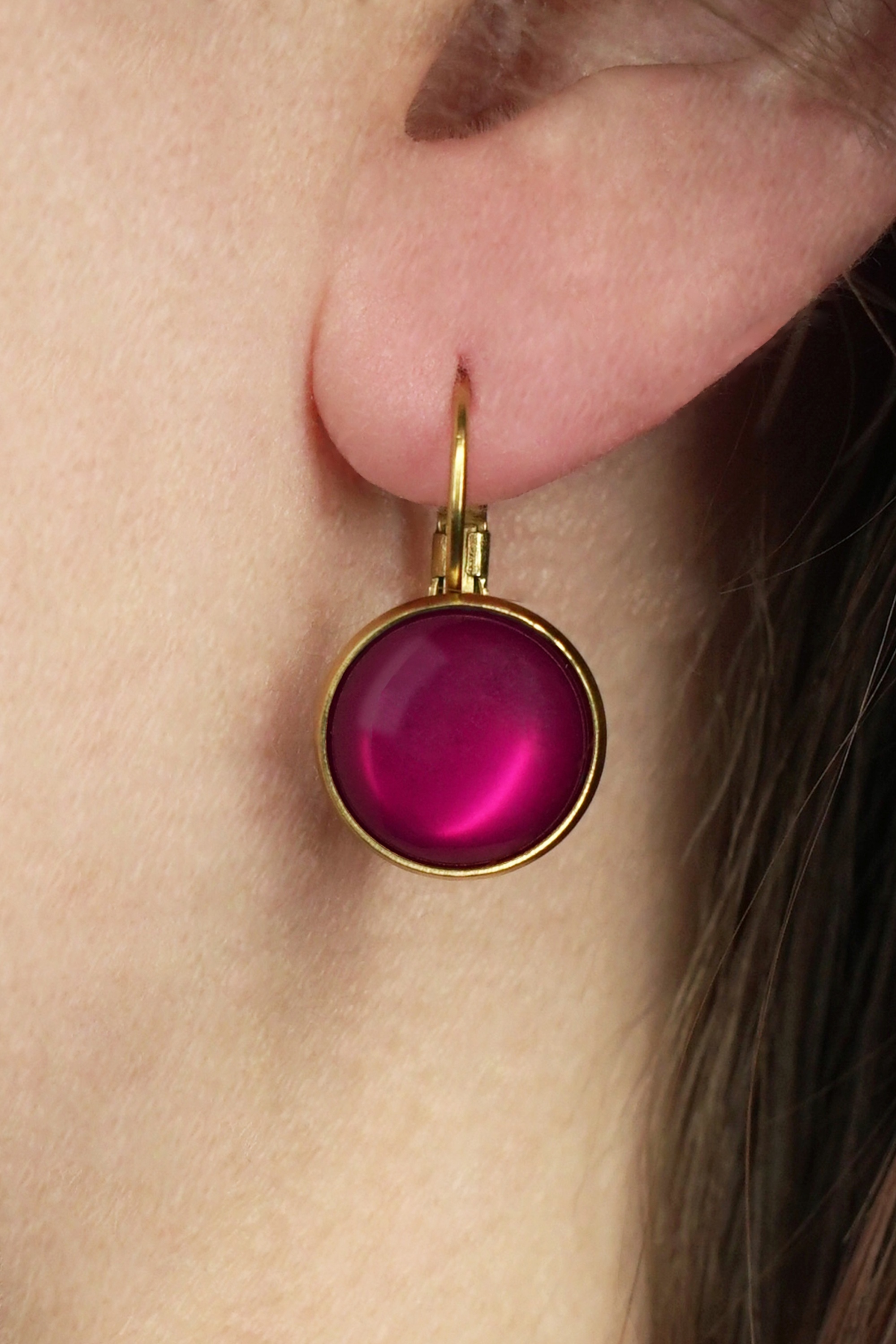 Urban Hippies - Vergulde dot oorbellen in klaverrood