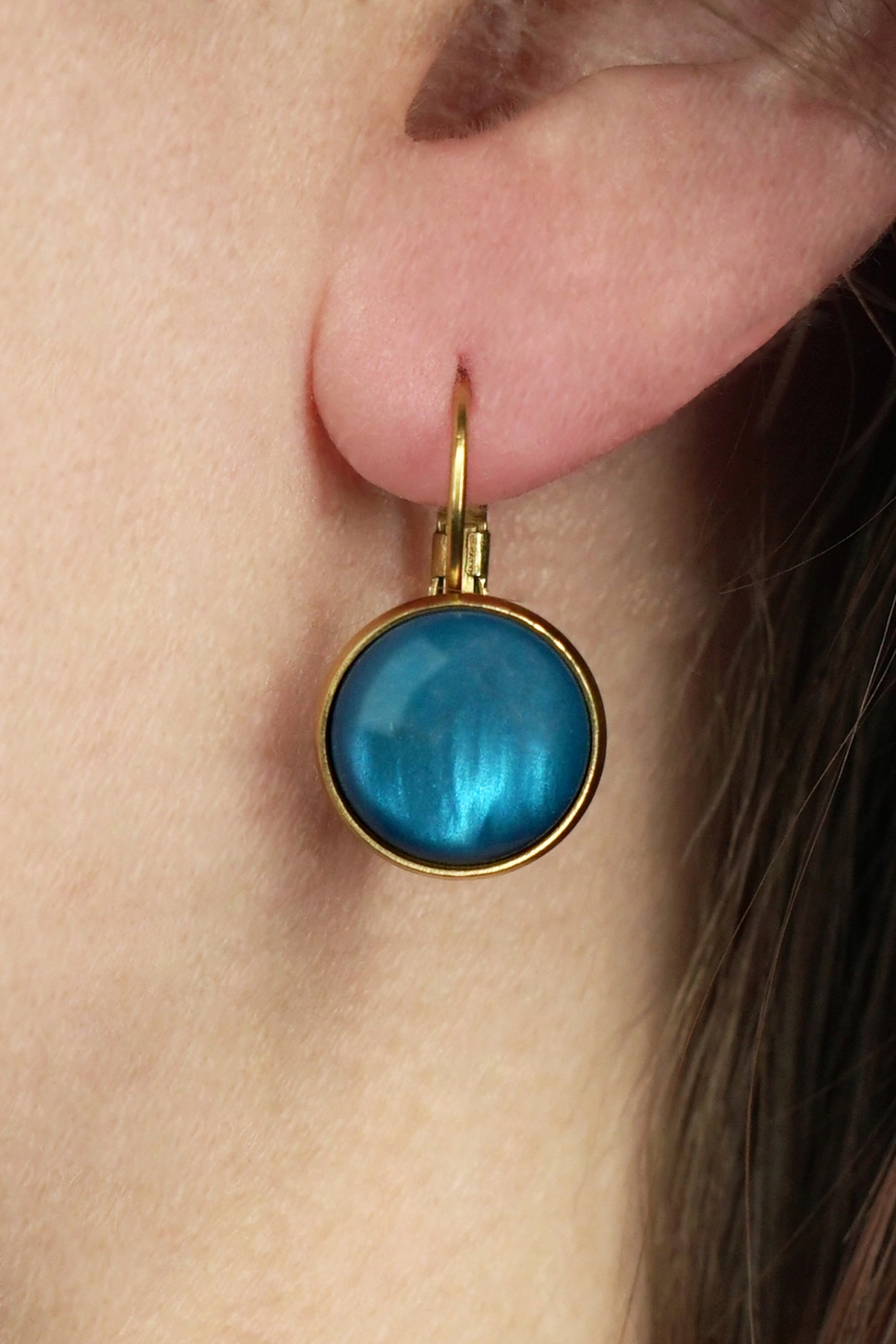 Urban Hippies - Vergulde dot oorbellen in levendig blauw