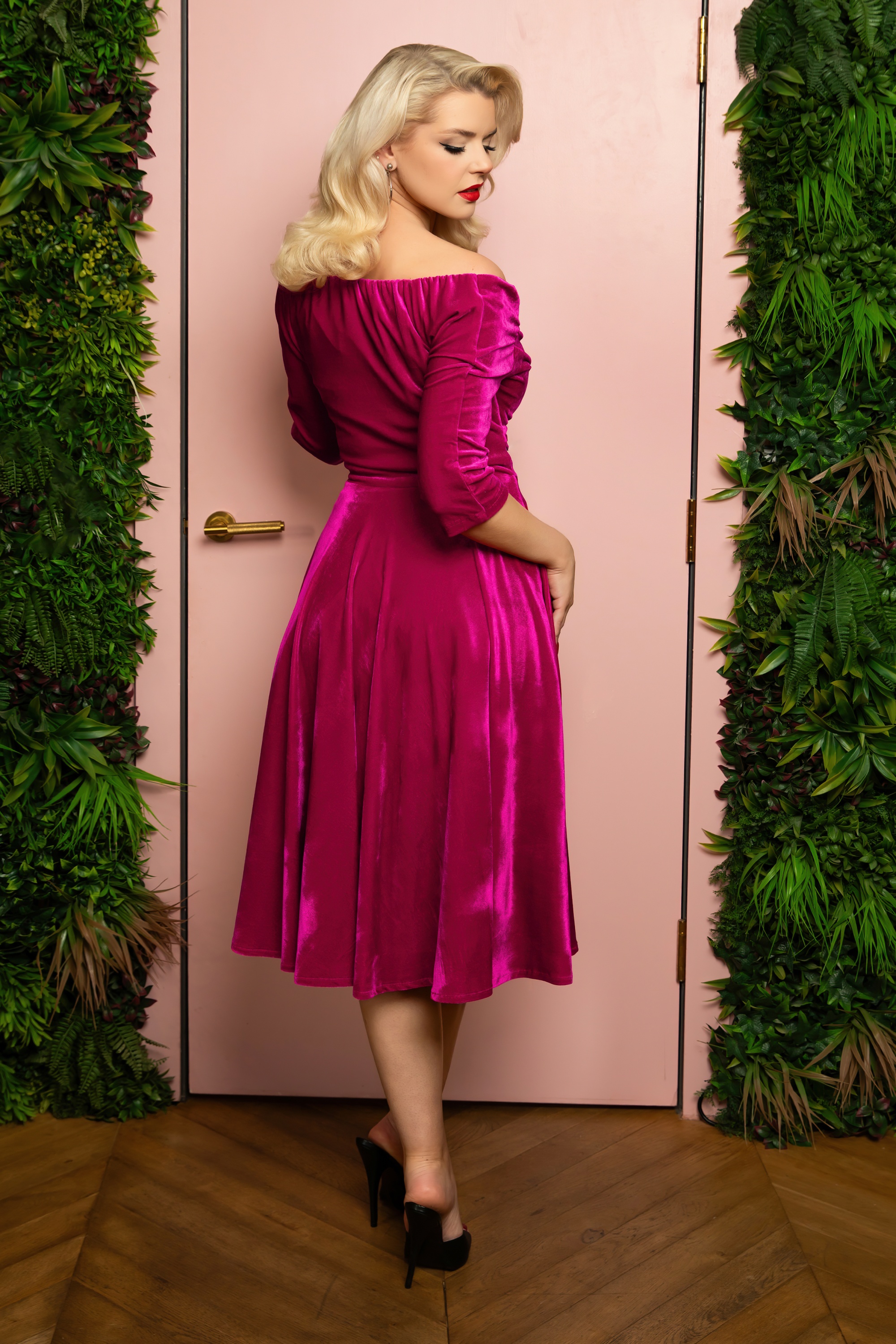 Glamour Bunny - Marilyn Velvet swing jurk in magenta 6