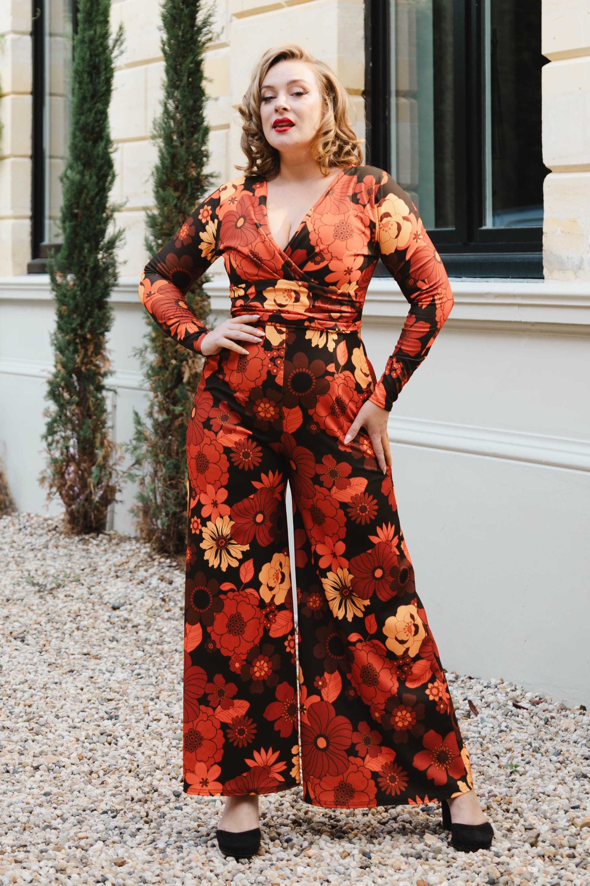 Vintage Chic for Topvintage - Topvintage exclusive ~ Liana Retro Floral jumpsuit in zwart en oranje