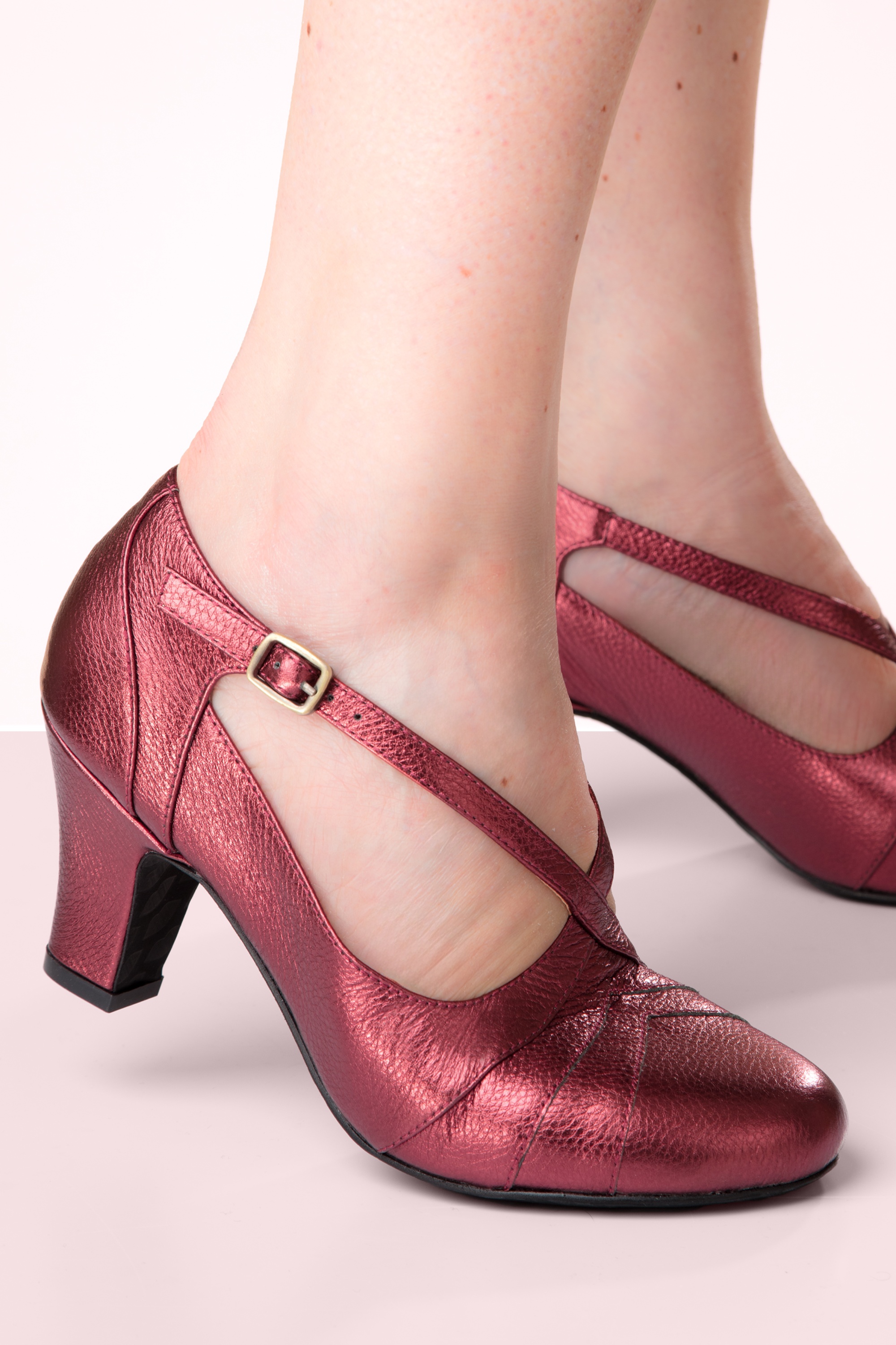 Lola Ramona ♥ Topvintage - Ava Radiance pumps in metallic oxblood rood