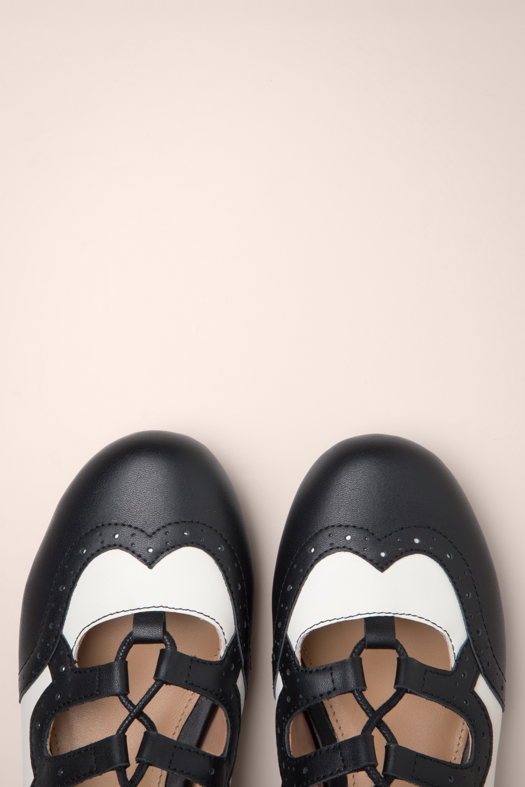 Lola Ramona ♥ Topvintage - Penny Timeless Steps platte schoentjes in zwart en wit 3