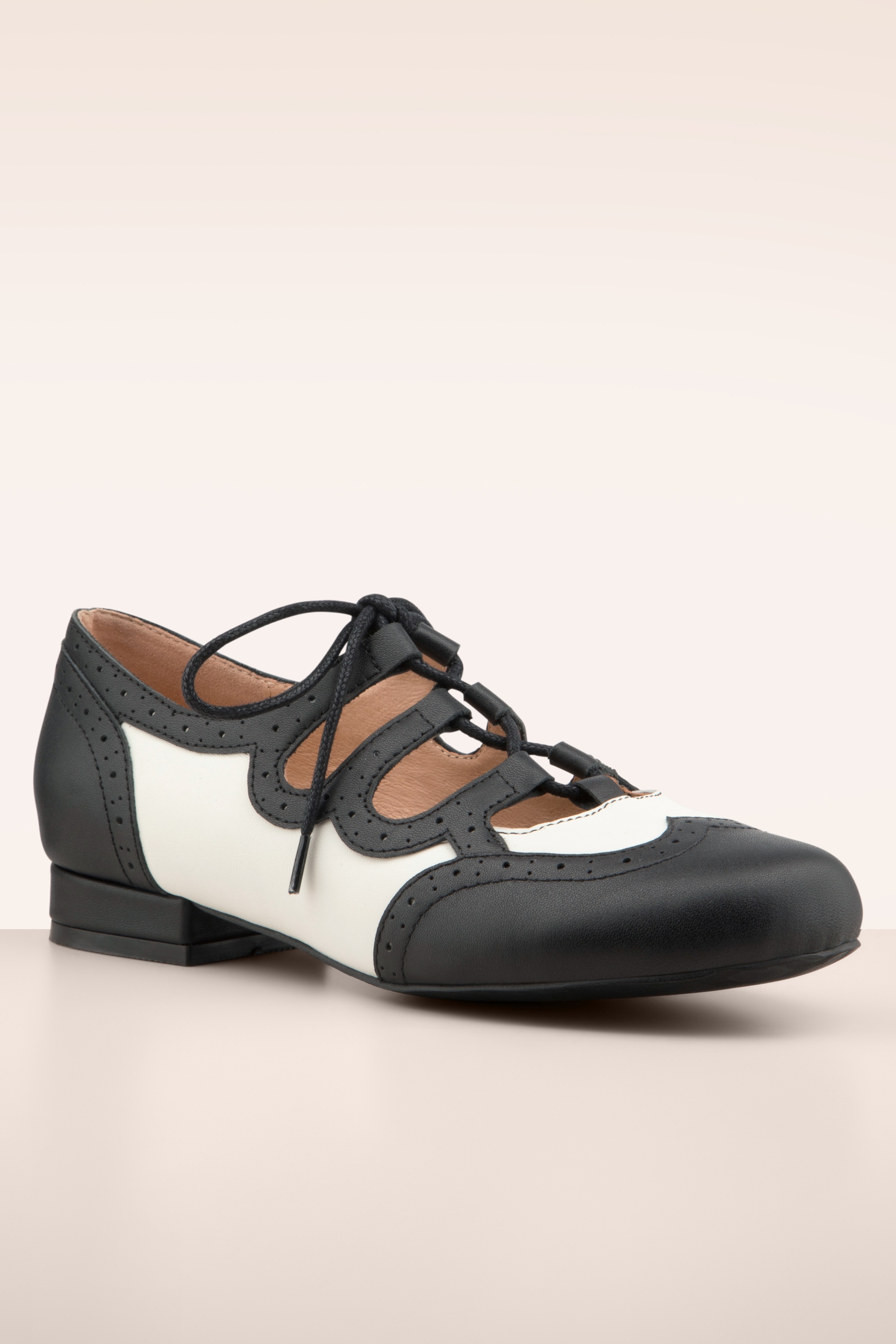 Lola Ramona ♥ Topvintage - Penny Timeless Steps platte schoentjes in zwart en wit 4