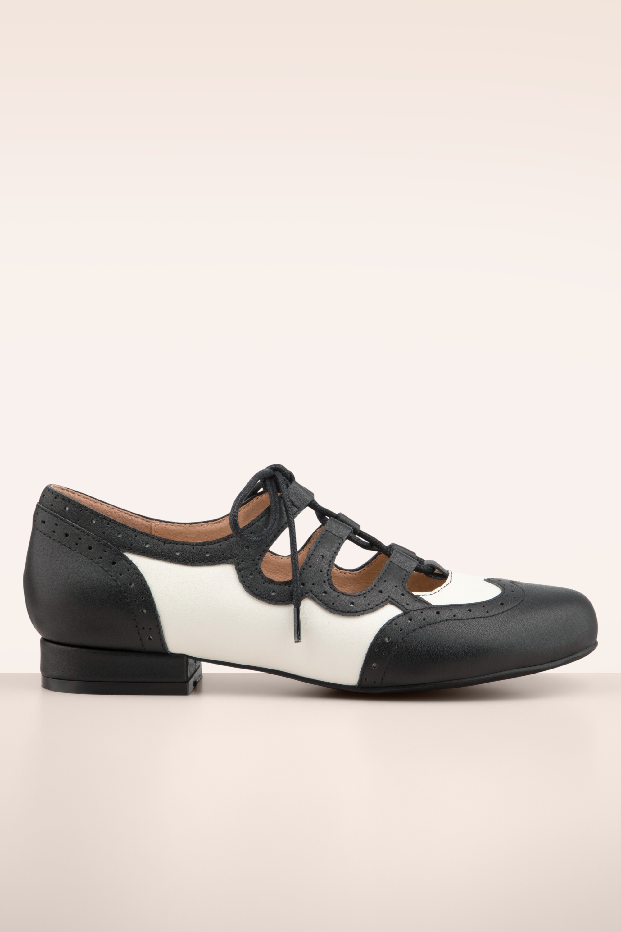 Lola Ramona ♥ Topvintage - Penny Timeless Steps platte schoentjes in zwart en wit 2