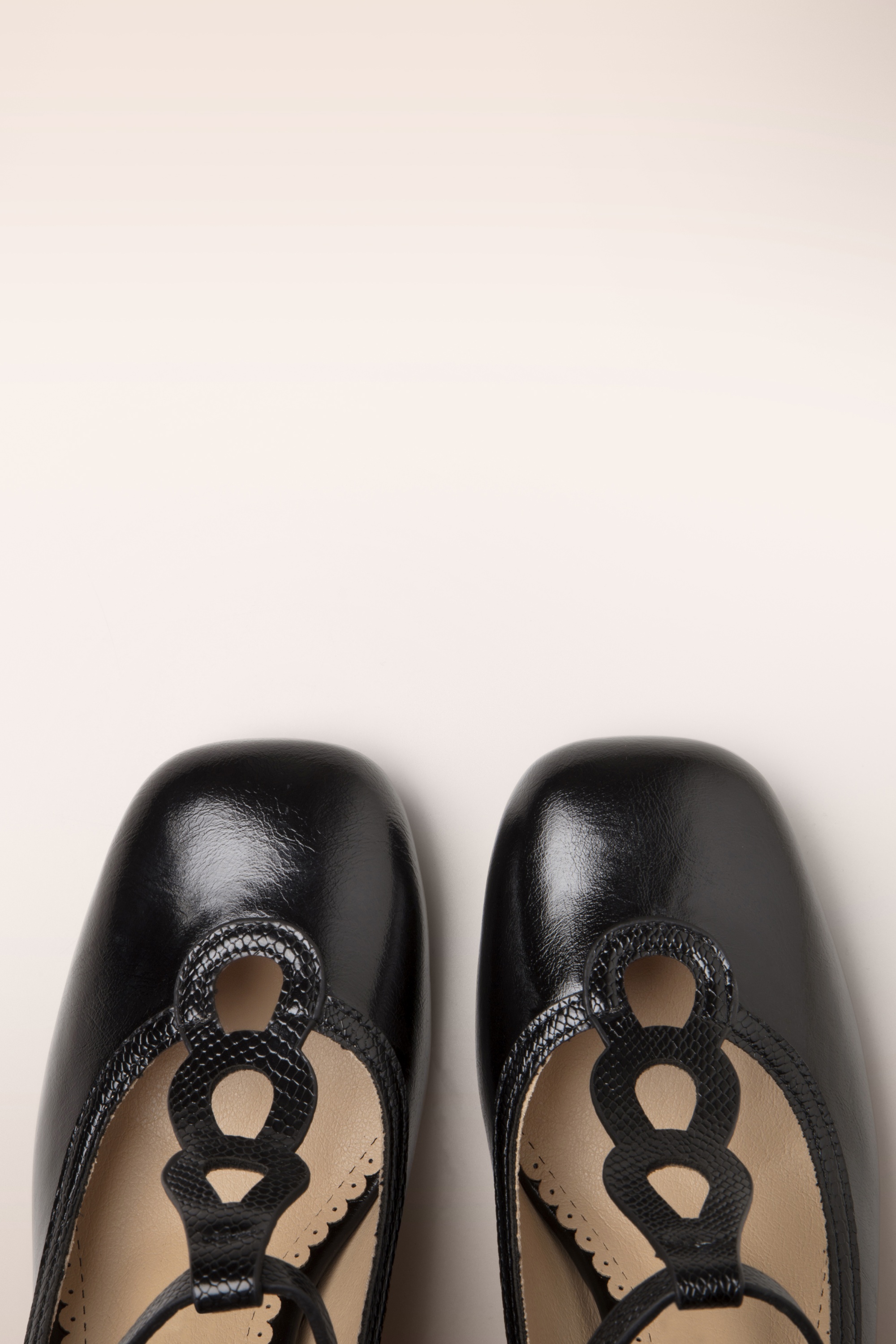 Banned Retro - Mod Muse T-strap pumps in zwart 2