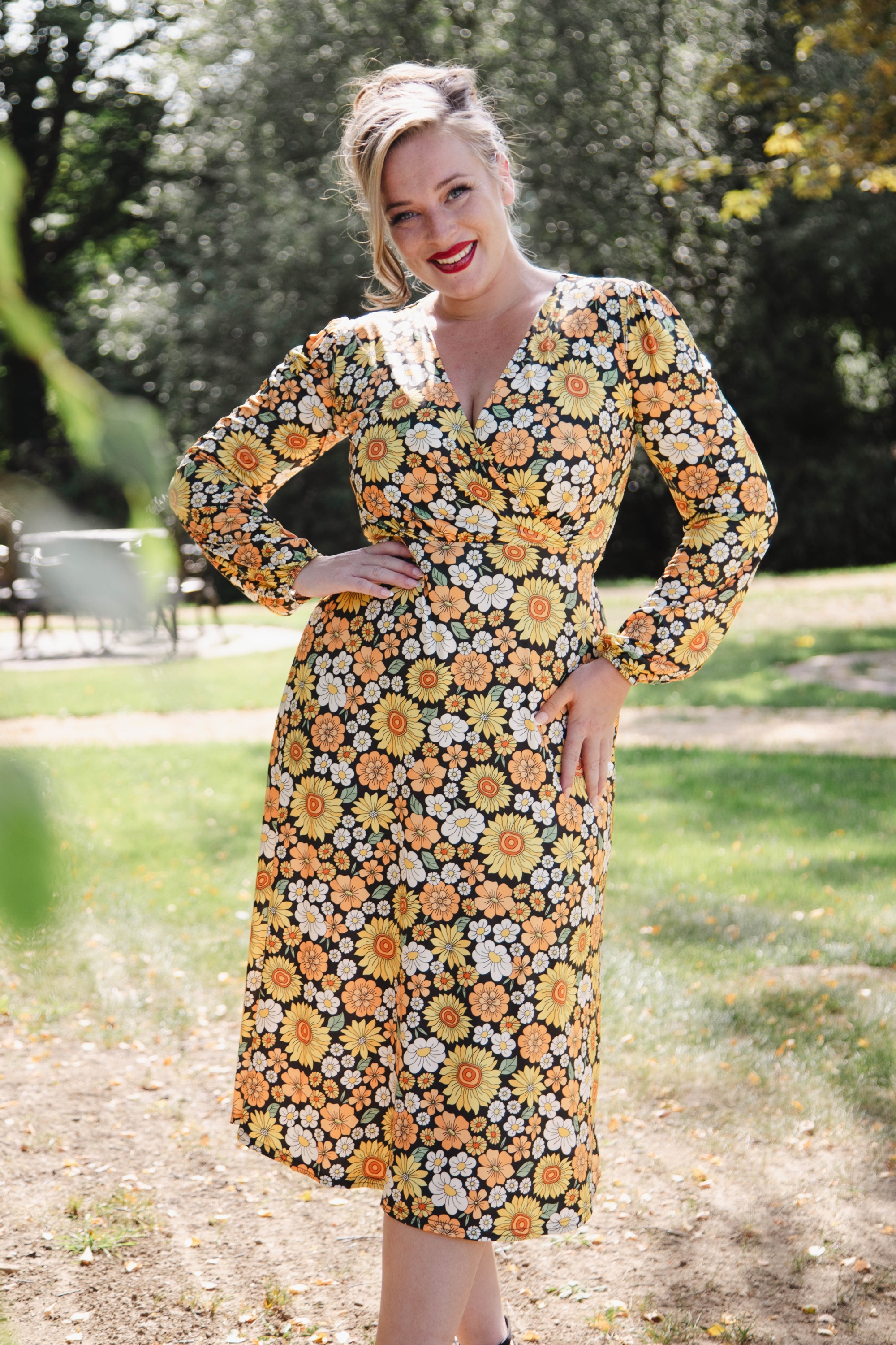 Vintage Chic for Topvintage - Topvintage exclusive ~ Julieta floral midi jurk in zwart en multi