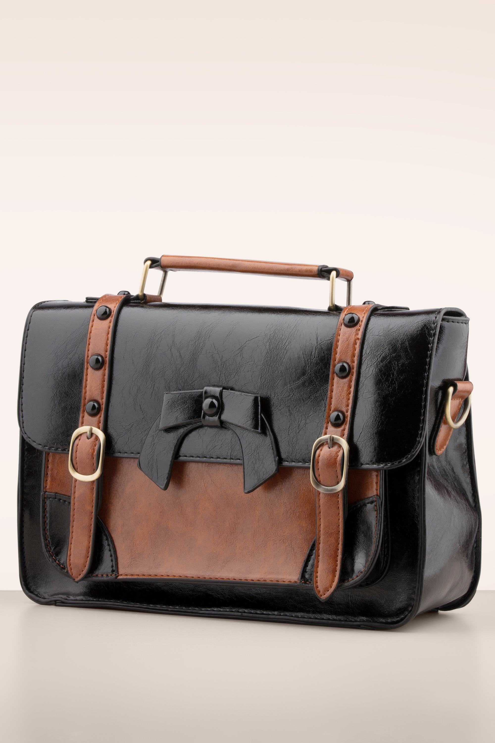 Banned Retro - Buckled and Bowed Messenger handtas in zwart 5