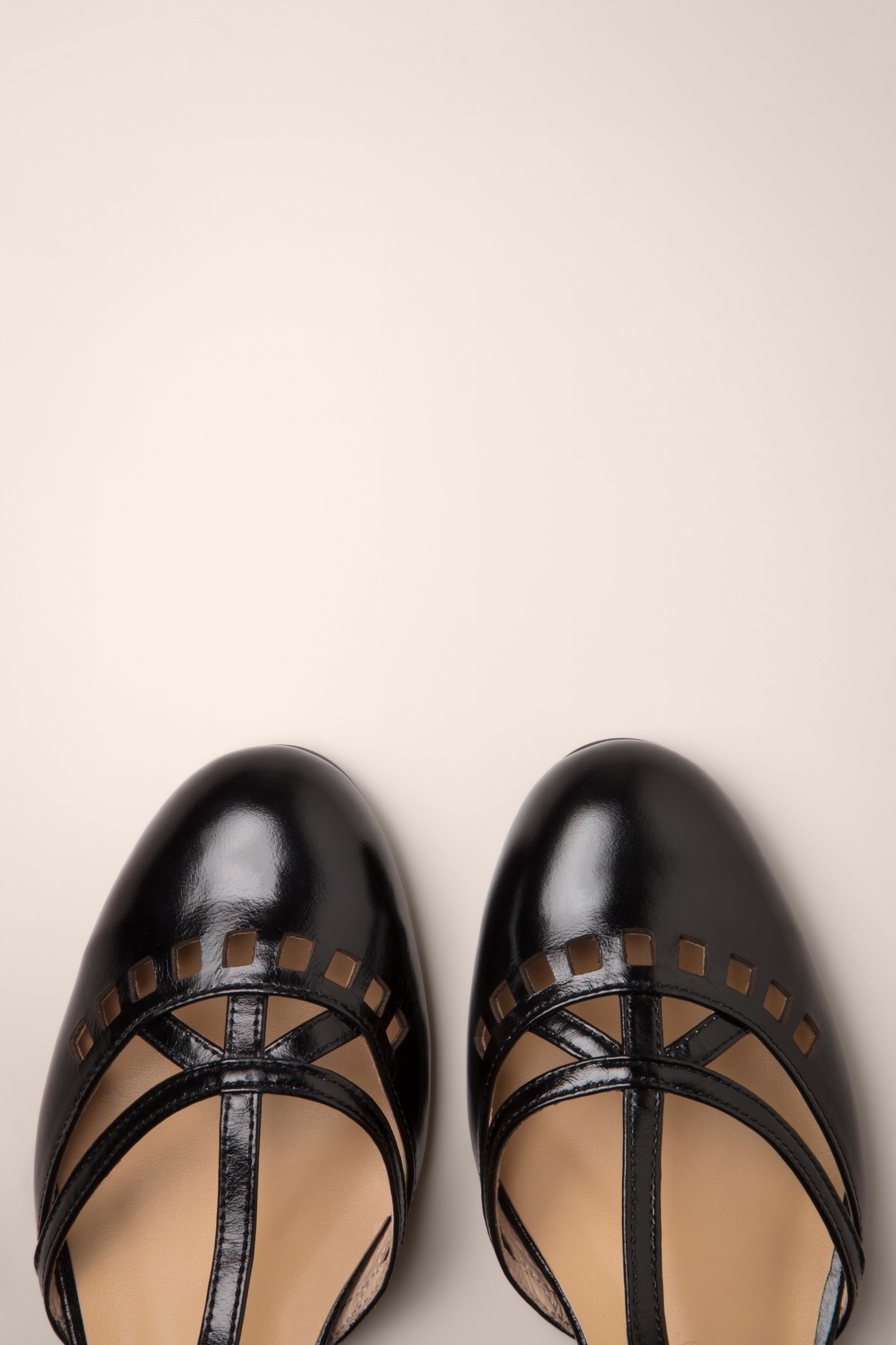 Charlie Stone - Valentina t-strap flats in zwart 2