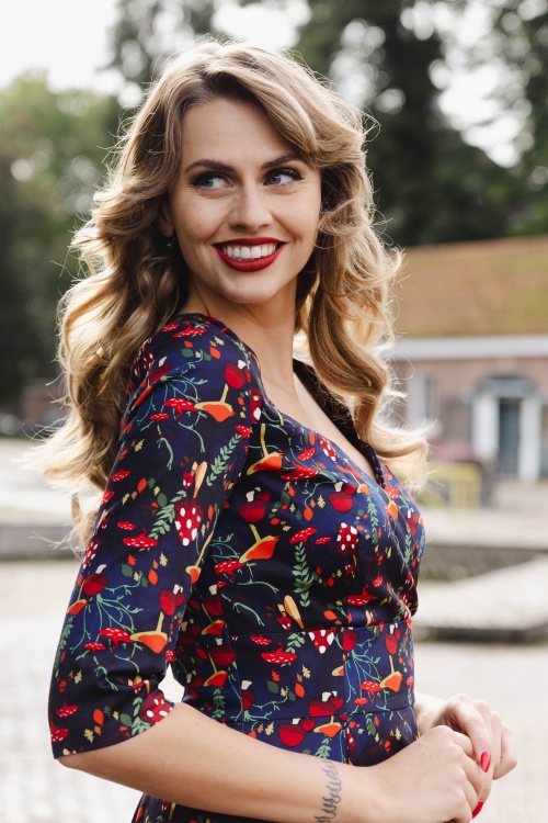 Topvintage Boutique Collection - Topvintage exclusive ~ Amelia swing jurk met paddenstoelen print in donkerblauw  4