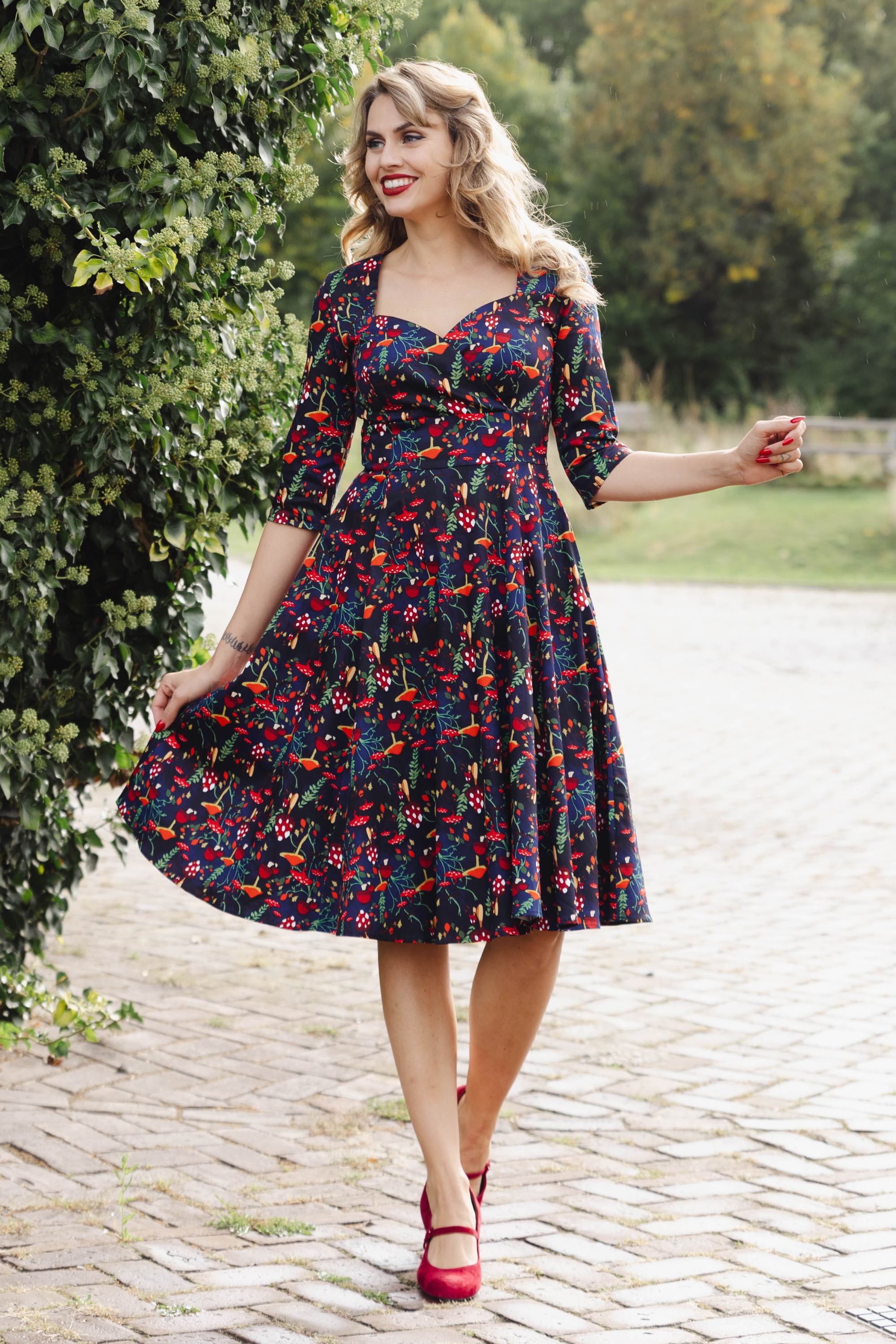 Topvintage Boutique Collection - Topvintage exclusive ~ Amelia swing jurk met paddenstoelen print in donkerblauw 