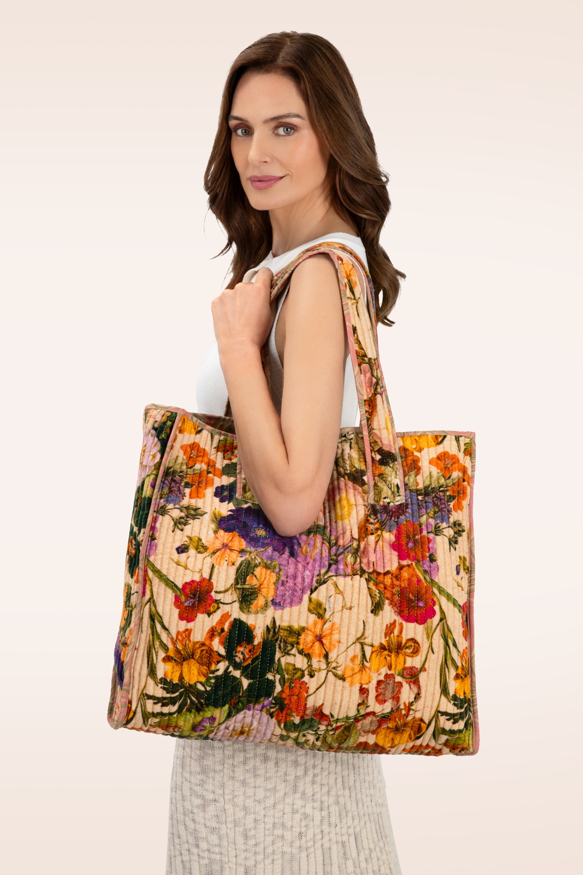 Powder - Lux fluwelen quilted tote tas in crème posy 2