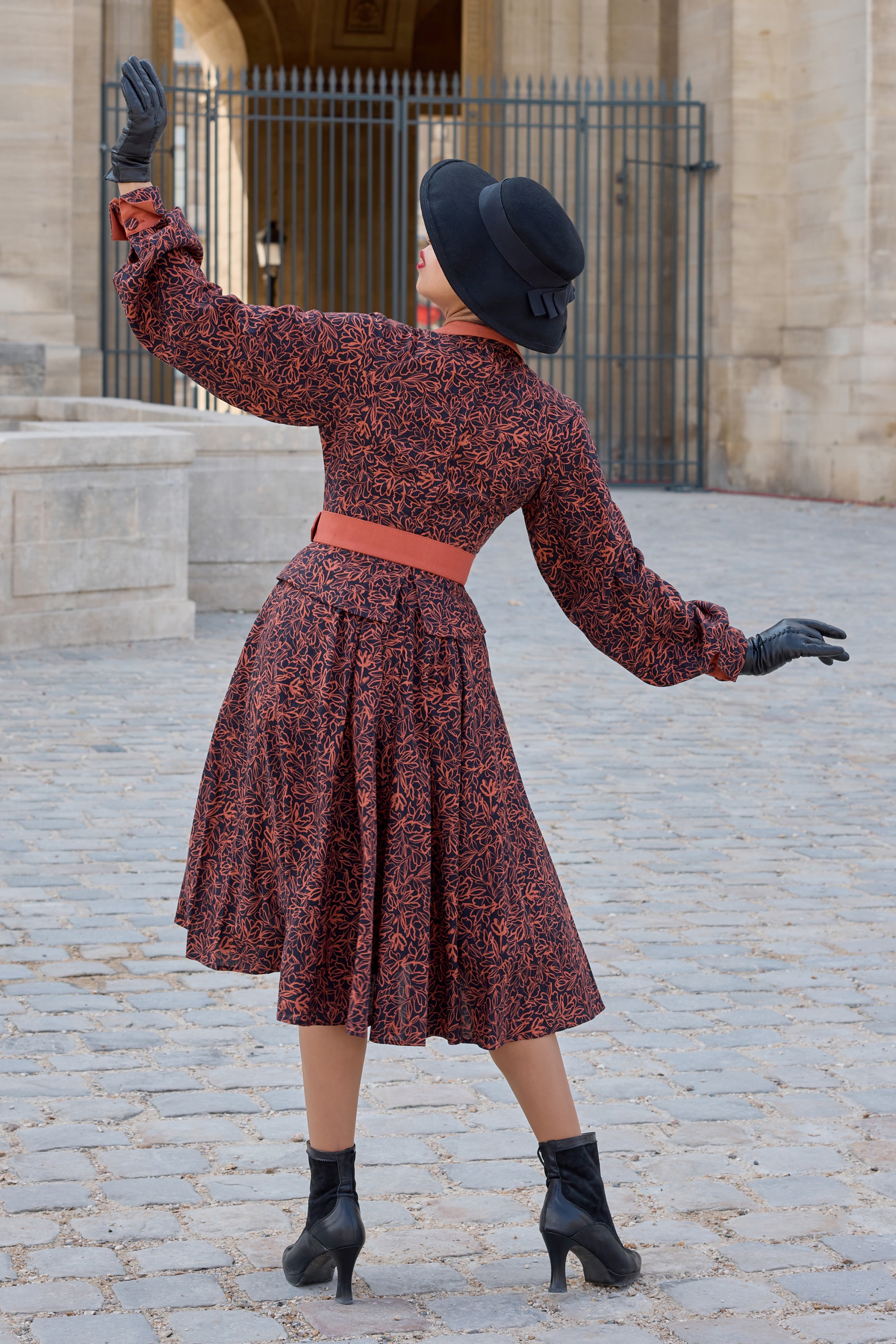 Miss Candyfloss - Thais Amber linnen swing jurk in marineblauw en baksteenrood 2